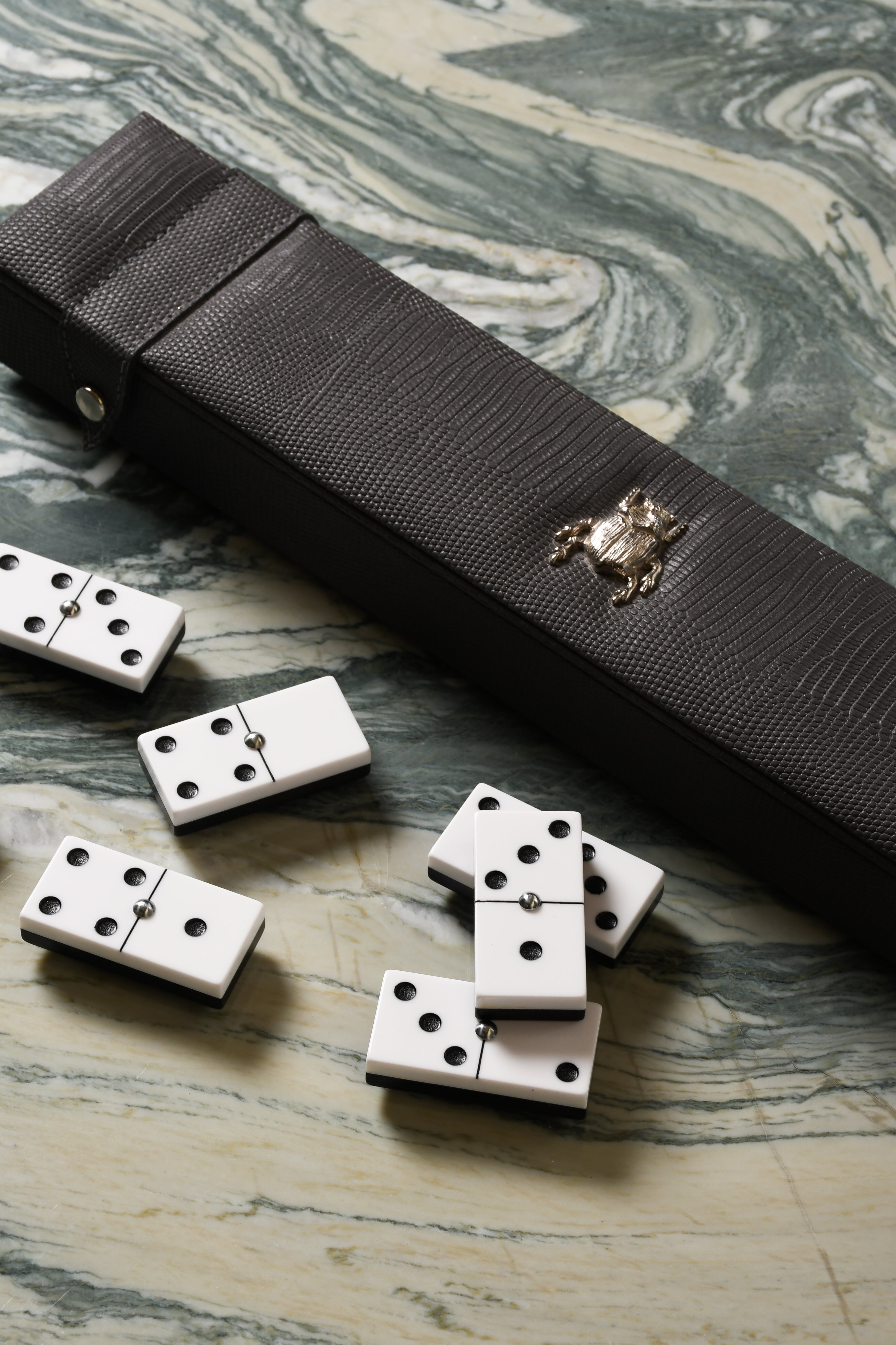 Domino de Piel Alargado